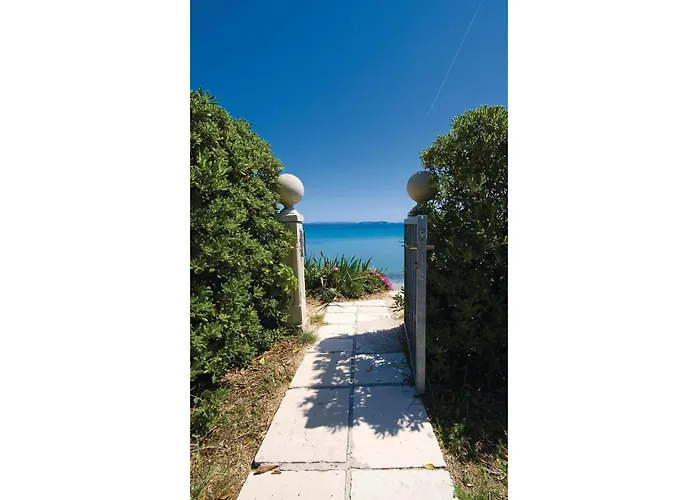 4 Bedroom Lovely In Povljana
