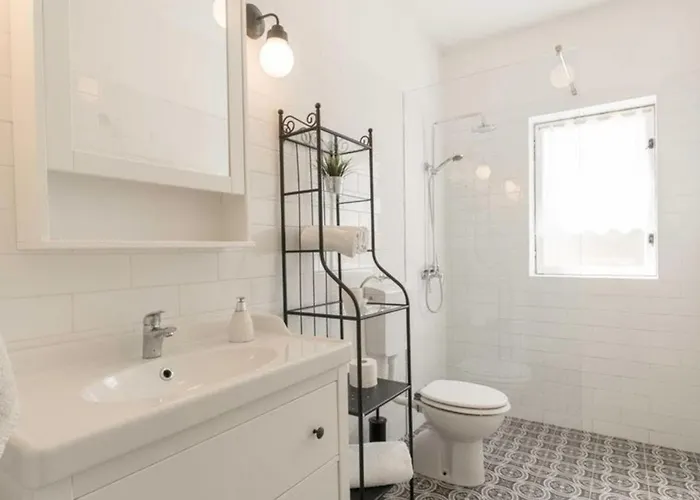 4 Bedroom Lovely In Povljana