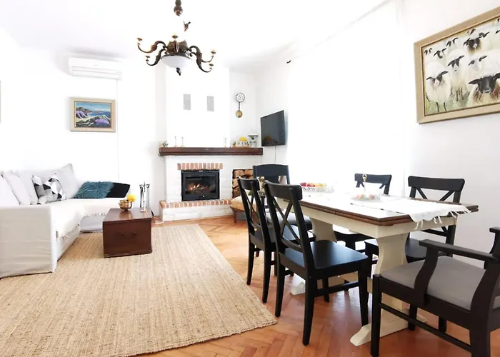 4 Bedroom Lovely In بوفليانا