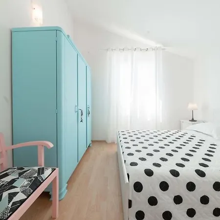 4 Bedroom Amazing Home In Povljana Prázdninový dům *
